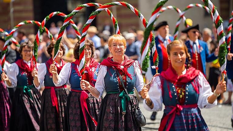 Farbenfroh: Trachtengruppe beim Kiliani-Festzug, hier in der Domstraße.