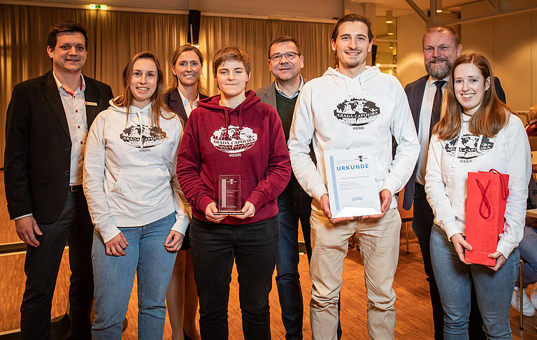 Sonderpreis für den Capoeira Kampfkunst e.V. (v.l.): Stefan Hebig (Sparkasse), Carolin Gunesch, Sportbürgermeisterin Judith Jörg, Annika Kreikenbohm, Torsten Schleicher (Main-Post), Willi Mantei, Landrat Thomas Eberth und Leonie Beckers.