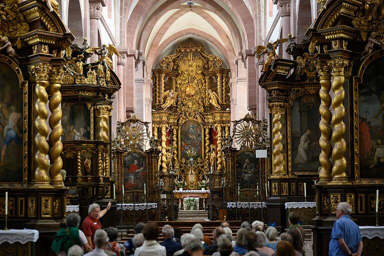 Die Kirche im Kloster Bronnbach ist auf jeden Fall einen Besuch wert. Es werden auch Führungen angeboten. Die Kirche im Kloster Bronnbach ist auf jeden Fall einen Besuch wert. Es werden auch Führungen angeboten.