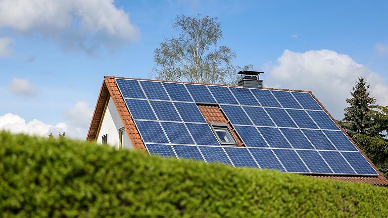 Solarstromproduktion       -  Viele Eigenheimbesitzer haben schon Strom vom Dach - und es könnten noch mehr werden. (Archivbild)