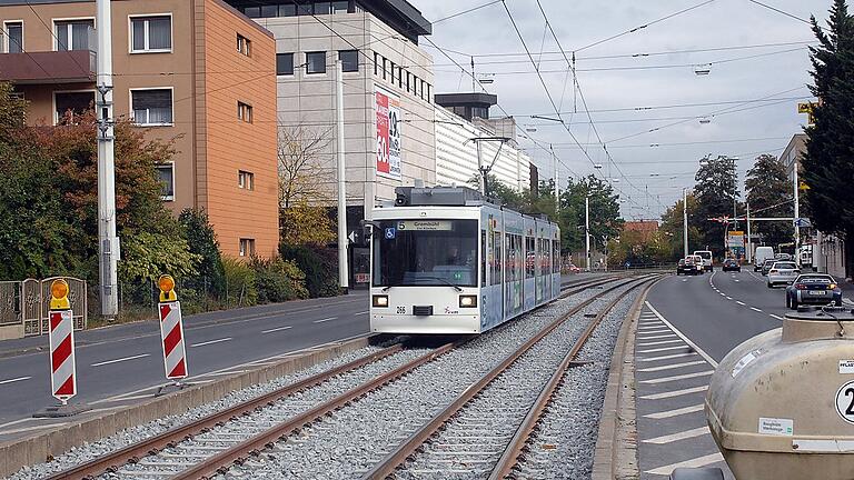 Strassenbahn       -  Der Typ GT-N fährt seit 1996 auf den Würzburger Straba-Gleisen. Archivfoto: Norbert Schwarzott