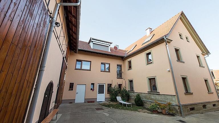 Im freundlichen Apricot-Ton erwarten das sanierte Wohnhaus und die Hofgebäude die Besucher. Im freundlichen Apricot-Ton erwarten das sanierte Wohnhaus und die Hofgebäude die Besucher.