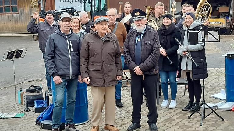 Kassier Lothar Stöcklein, Jubilar Albin Kreis und Vorsitzender Manfred Marx zusammen mit der Blaskappelle Reupelsdorf.