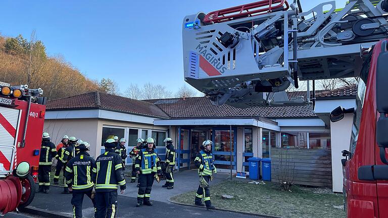 Kleinbrand im Kindergarten Mühlbach: Als Feuerwehr und Rettungskräfte eintrafen, hatte eine Erzieherin den Brand glücklicherweise schon gelöscht. Kleinbrand im Kindergarten Mühlbach: Als Feuerwehr und Rettungskräfte eintrafen, hatte eine Erzieherin den Brand glücklicherweise schon gelöscht.