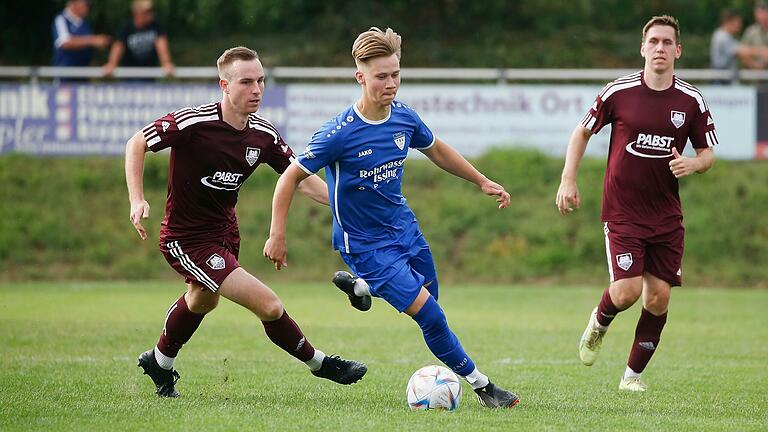 Gochsheims Spielertrainer Michael Herrmann (links) verfolgt den Unterpleichfelder Spieler Alexandr Cernis (Mitte). Beide Mannschaften trafen im Juli 2023 noch in der Fußball-Landesliga aufeinander. In der Saison 2024/25 treten beide wieder in der Bezirksliga an.