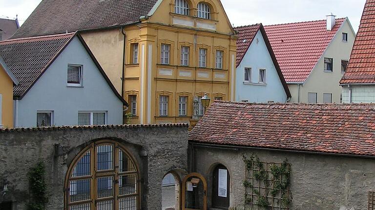 Das Heimatmuseum soll ins neue Spitalmuseum umziehen und damit eine enge räumliche Verbindung mit dem Trachtenmuseum im Greissinghaus (hinten) erhalten.