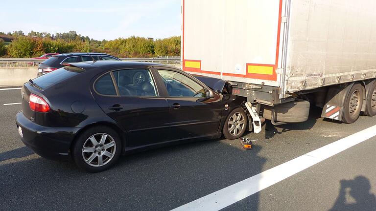 Unfälle auf A3 und A7       -  Bei Kist fuhr ein 23-jähriger Seatfahrer unter das Heck eines Sattelzuges.