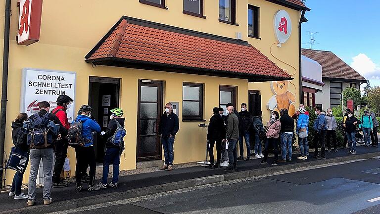 Lange Menschenschlangen bildeten sich an Pfingsten am Schnelltestzentrum der Apotheke in Volkach.