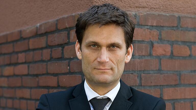 Christian Ehring arbeitet gleicht für zwei Satiresendungen: 'Extra 3' und die 'heute show' im ZDF. Christian Ehring arbeitet gleicht für zwei Satiresendungen: 'Extra 3' und die 'heute show' im ZDF. 