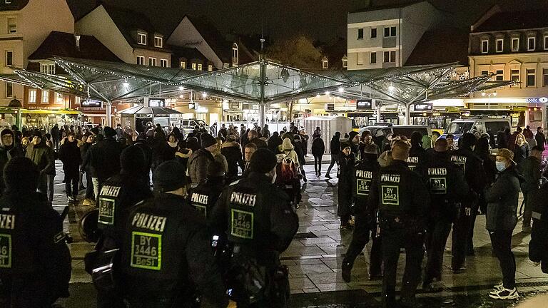 Der 'Spaziergang' von Corona-Demonstranten in Schweinfurt am zweiten Weihnachtsfeiertag wurde von einem Großaufgebot der Polizei begleitet.&nbsp;&nbsp;