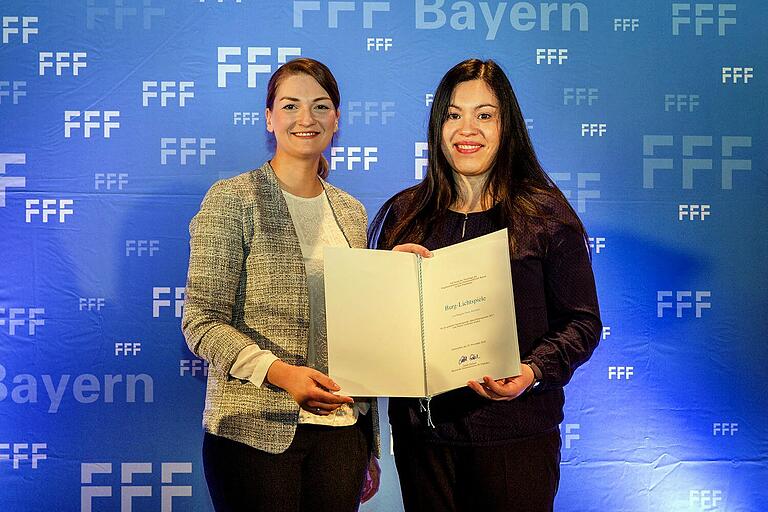 Für ein herausragendes Filmprogramm und mehr wurden die Burg-Lichtspiele bereits ausgezeichnet - 2018 überreichte Digitalministerin Judith Gerlach die Auszeichnung an Carolin Dunst. Für ein herausragendes Filmprogramm und mehr wurden die Burg-Lichtspiele bereits ausgezeichnet - 2018 überreichte Digitalministerin Judith Gerlach die Auszeichnung an Carolin Dunst.