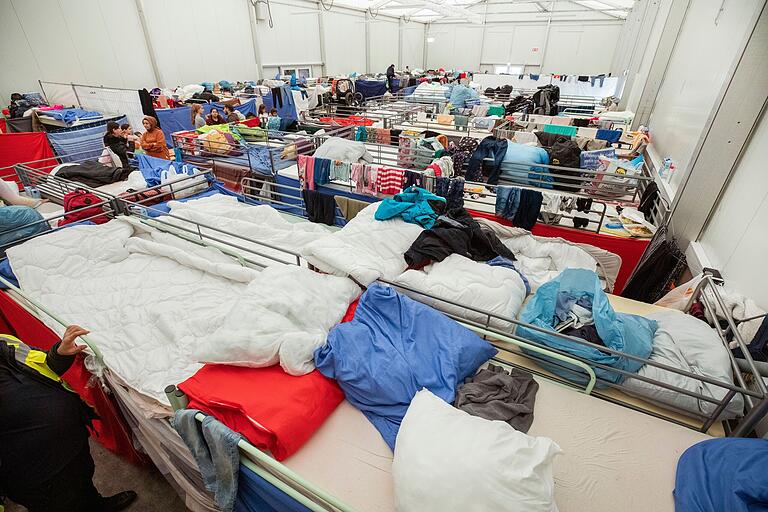Stockbett an Stockbett: Auf engstem Raum leben die Menschen in den Thermohallen im Ankerzentrum Geldersheim (Lkr. Schweinfurt). Stockbett an Stockbett: Auf engstem Raum leben die Menschen in den Thermohallen im Ankerzentrum Geldersheim (Lkr. Schweinfurt). 