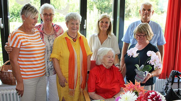 Jubilarin Hildegard Weinberg (sitzend) durfte sich an ihrem Ehrentag über viel Besuch freuen (von links): Brigitte Kemmer, Margarete Grom, Mathilde Wegscheid, Doris Hart, Erika Redelberger und Dieter Hart. Jubilarin Hildegard Weinberg (sitzend) durfte sich an ihrem Ehrentag über viel Besuch freuen (von links): Brigitte Kemmer, Margarete Grom, Mathilde Wegscheid, Doris Hart, Erika Redelberger und Dieter Hart.