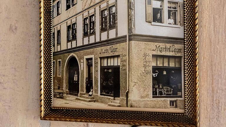 In der Apostelgasse 23 in Schweinfurt hat es schon früher einen Gemischtwarenladen gegeben. In der Apostelgasse 23 in Schweinfurt hat es schon früher einen Gemischtwarenladen gegeben. 