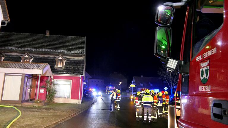 Ein Großaufgebot an Einsatzkräften verhinderte am frühen Sonntagmorgen Schlimmeres bei einem Brand am Anbau dieses Hauses in der Knetzgauer Hauptstraße. Ein Großaufgebot an Einsatzkräften verhinderte am frühen Sonntagmorgen Schlimmeres bei einem Brand am Anbau dieses Hauses in der Knetzgauer Hauptstraße.