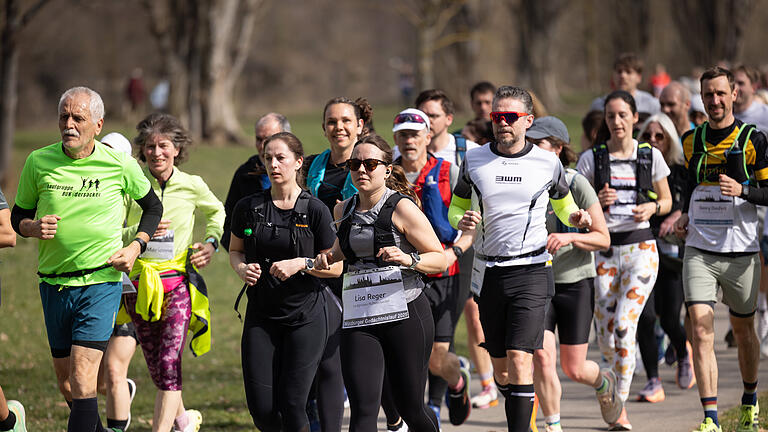 Beim Gedächtnislauf, hier auf der Alten Mainbrücke, wird Sport mit Gedenken verbunden. Erinnert wird an die Flucht aus der am 16. März zerstörten Stadt.