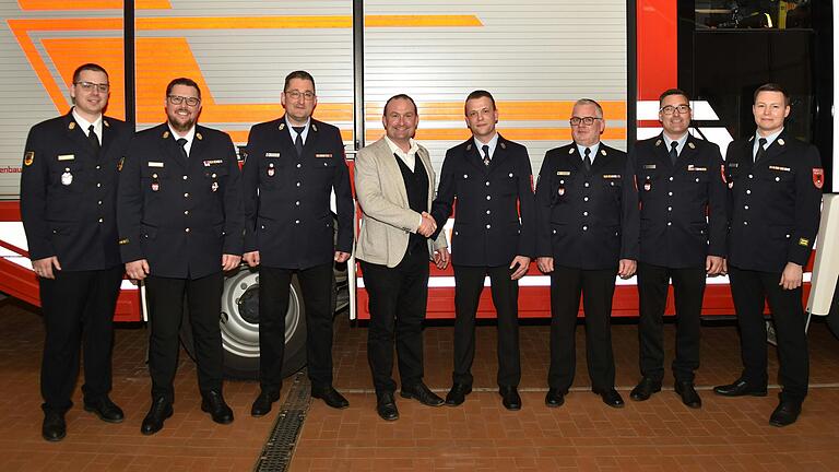 Auf dem Foto von links: KBI Florian Zippel, künftiger KBR Alexander Bönig, stv. Kommandant Holger Schmich, BGM Christian Keller, Kommandant Andreas Neubert, scheidender Kommandant Sven Schreiner, stv. Kommandant Sebastian Berlenz und KBM Matthias Hübner.