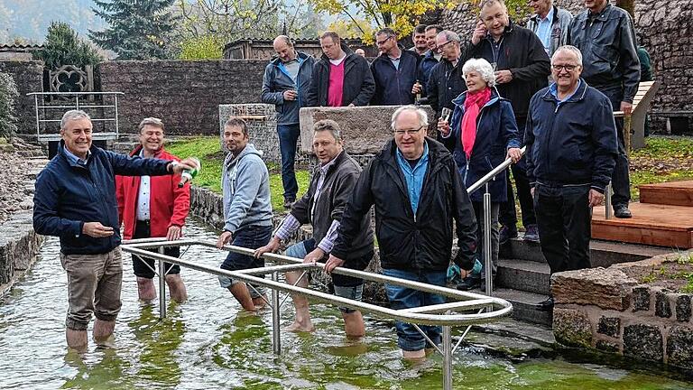 Herzstück der neuen Anlage des Stadtbrunnens in Grünsfeld ist die Kneipp-Anlage: Bürgermeister Joachim Markert (links) und die Mitglieder des Stadtrates testeten die Wirkung und begossen das neue „Schmuckstück der Stadt“ mit einem Glas Sekt. Herzstück der neuen Anlage des Stadtbrunnens in Grünsfeld ist die Kneipp-Anlage: Bürgermeister Joachim Markert (links) und die Mitglieder des Stadtrates testeten die Wirkung und begossen das neue „Schmuckstück der Stadt“ mit einem Glas Sekt.