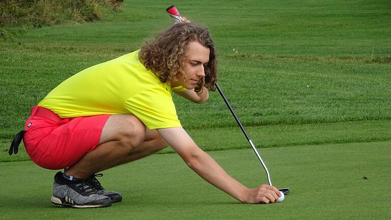 Luca Scheublein (im Bild) beim Putten auf dem 18. Grün in Maria Bildhausen. Luca Scheublein (im Bild) beim Putten auf dem 18. Grün in Maria Bildhausen.