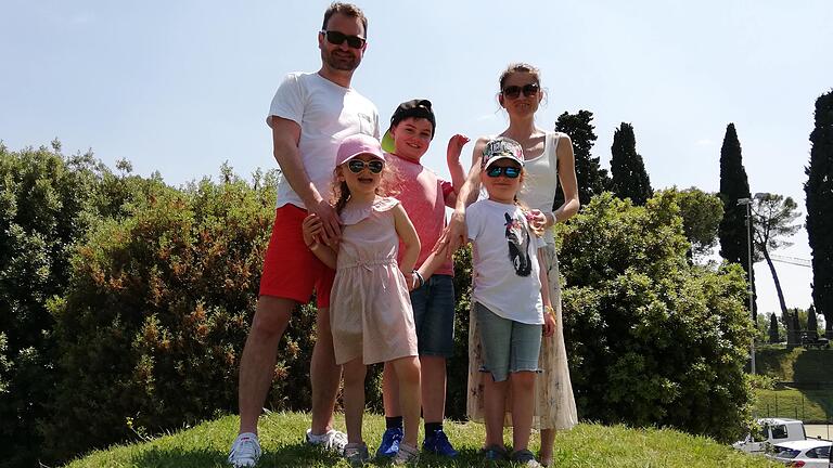 Julia Keßler mit ihrem Mann Martin und den Kindern (von links) Leni (6 Jahre), Finn (11 Jahre) und Ella (8 Jahre). Julia Keßler mit ihrem Mann Martin und den Kindern (von links) Leni (6 Jahre), Finn (11 Jahre) und Ella (8 Jahre).