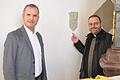 Der Wappenstein der Henneberger mit der Jahreszahl 1521 waren für Pfarrer Kai Söder und Kirchenpfleger der Anlass in der Pfarrei '500+1 Chorraum St. Margarete Ebertshausen' zu feiern.