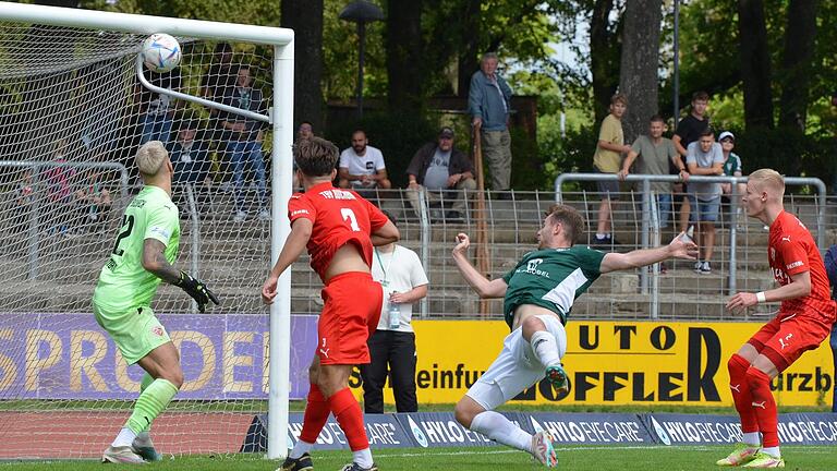 Sein erstes Regionalliga-Tor: Fabio Bozesan (Zweiter von rechts) köpft ein zum 3:1 für den FC 05 Schweinfurt im Spiel gegen den TSV Buchbach (von links Felix Junghan, Simon Kampmann und Benedikt Orth).