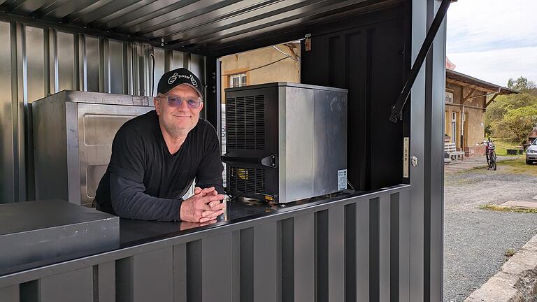 Bodo Schmidt war Pächter des Imbisscontainers am Rupbodener Bahnhof im Sommer 2024.       -  Bodo Schmidt war Pächter des Imbisscontainers am Rupbodener Bahnhof im Sommer 2024.