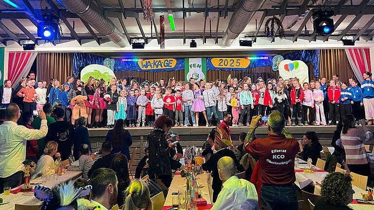 Über 250 Tänzerinnen und Tänzer, aber auch jugendliche Faschingsnarren, die in die Bütt stiegen, trafen sich beim Kinder- und Jugendevent der Förderation Europäischer Narrin im Haus des Gastes in Wargolshausen.