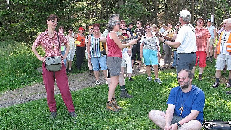 Der Geistliche (vorne rechts) bei der Wallfahrt zum Kreuzberg 2007.