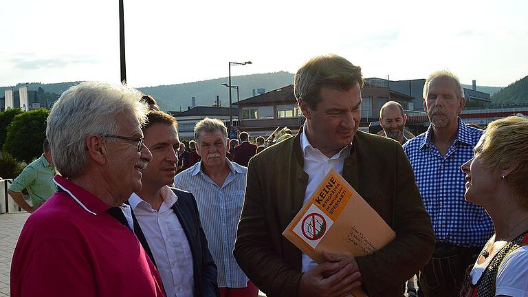 Michaela Münch (Initiative gegen Windkraft im Naturpark Spessart) und Rolf Zimmermann (Vernunftkraft Hessen) überreichten ein Schreiben an Ministerpräsident Markus Söder, mit der Bitte sich zum Windpark Flörsbachtal-Roßkopf mit Hessens Ministerpräsident Bouffier &bdquo;auf Augenhöhe&ldquo; auszutauschen.