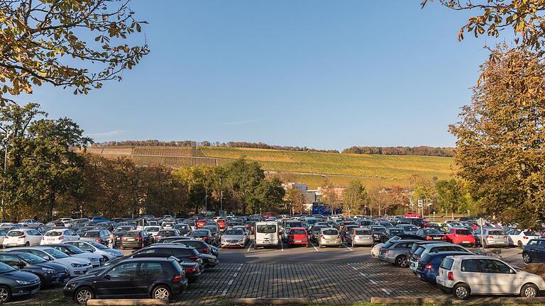 Bisher konnte auf dem Talavera-Parkplatz in Würzburg kostenfrei geparkt werden. Das wird sich zukünftig ändern.&nbsp;