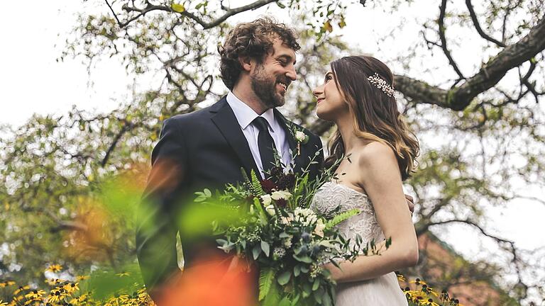 Hochzeitspaar       -  Mit ein paar einfachen Handgriffen kann die Hochzeitsfeier nachhaltig gestaltet werden.