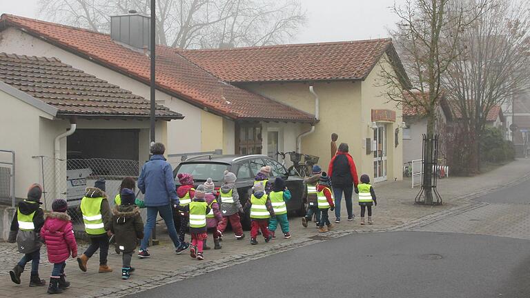 Die Kita Kolpingstraße in Marktheidenfeld im Morgennebel: Sie soll modernisiert und erweitert werden.