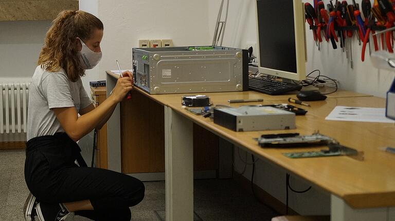 IT-Mitarbeiter müssen nicht nur vor dem Bildschirm sitzen: Jana Böhmer schraubt einen zerlegten Computer wieder zusammen. IT-Mitarbeiter müssen nicht nur vor dem Bildschirm sitzen: Jana Böhmer schraubt einen zerlegten Computer wieder zusammen.