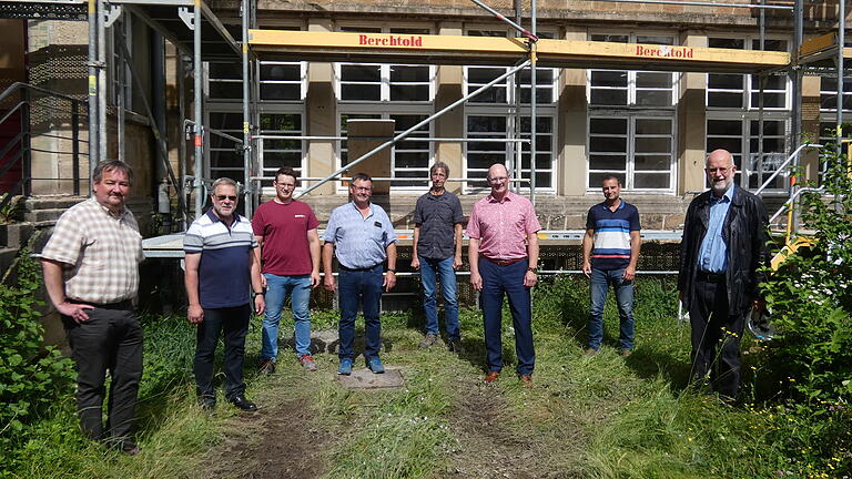 Zum offiziellen Spatenstich zur Sanierung des Caritashauses in Zeil trafen sich (von links) Pfarrer Michael Erhardt, Dietmar Herrnleben (Vorsitzender Caritasverein Zeil), Christian und Bernd Einbecker (Einbecker-Bau, Knetzgau), Architekt Bernd Weinig, Bürgermeister Thomas Stadelmann, Markus Frank (Bauverwaltung Stadt Zeil) und Christoph Gatz (Architekturbüro Gatz, Bamberg). Zum offiziellen Spatenstich zur Sanierung des Caritashauses in Zeil trafen sich (von links) Pfarrer Michael Erhardt, Dietmar Herrnleben (Vorsitzender Caritasverein Zeil), Christian und Bernd Einbecker (Einbecker-Bau, Knetzgau), Architekt Bernd Weinig, Bürgermeister Thomas Stadelmann, Markus Frank (Bauverwaltung Stadt Zeil) und Christoph Gatz (Architekturbüro Gatz, Bamberg).
