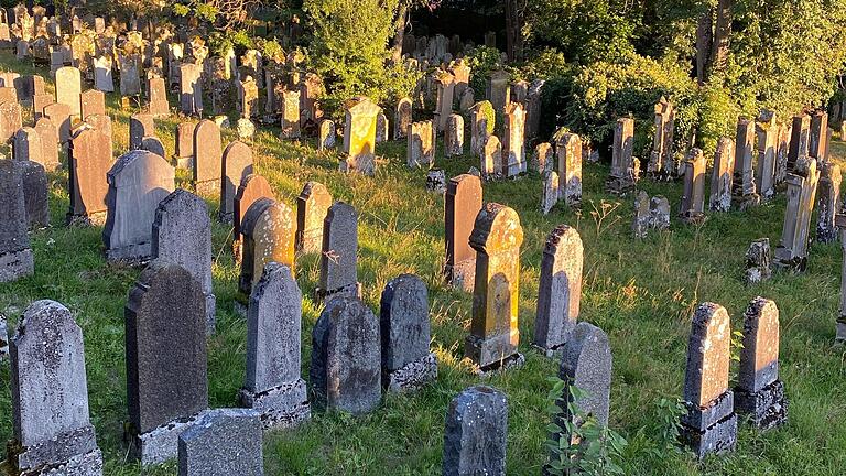 Zu Zeiten von Krieg in Europa ein erhaltenswertes Denkmal: Der jüdische Friedhof in Unterbalbach.