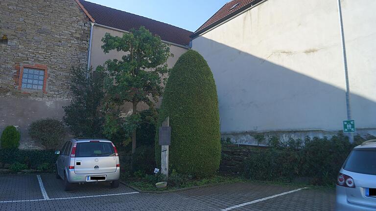 Vor der Hecke am Parkplatz des Edeka in Estenfeld ist eine Stele mit einer Gedenktafel für die deportierten jüdischen Mitbürger positioniert, und dort soll auch der Koffer für den DenkOrt Aumühle seinen Platz finden.