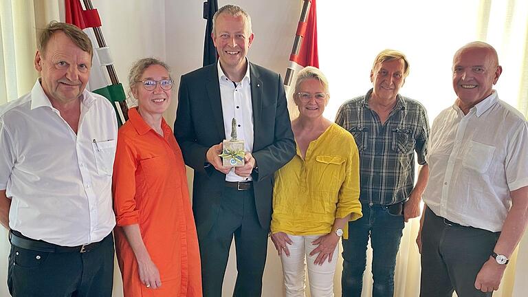 Das Team, das im Landkreis Rhön-Grabfeld für die Kultur verantwortlich ist, bei der Verabschiedung und Neuvorstellung (von links): Kreisheimatpfleger Reinhold Albert, die designierte Kreisheimatpflegerin Sabine Fechter, der scheidende Kreisheimatpfleger Stefan Kritzer, Kulturmanagerin Astrid Hedrich-Scherpf, Kulturreferent Hanns Friedrich und Landrat Thomas Habermann.