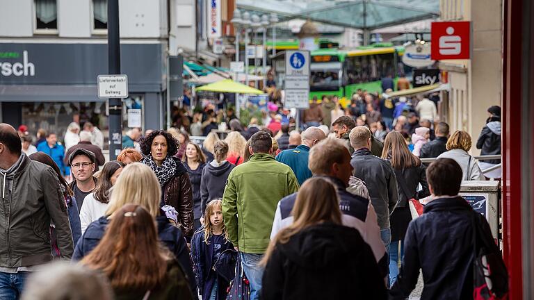 Gewusel in der Schweinfurter Innenstadt: Für Einzelhändler der Idealfall, nicht nur an verkaufsoffenen Sonntagen wie auf diesem Bild. Derzeit erstellt die Beratungsfirma StadtHandel ein Konzept, wie man Schweinfurts Innenstadt vermarkten kann.