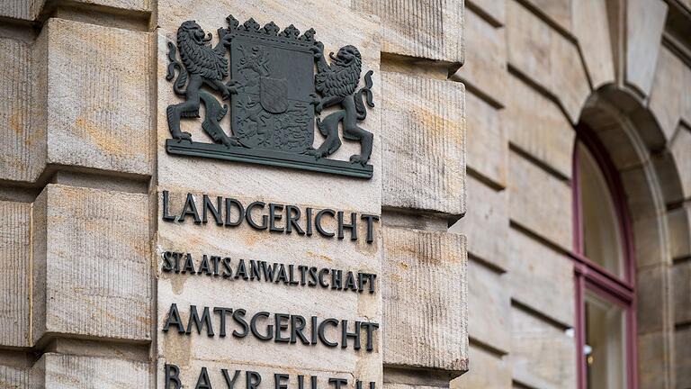 Strafprozess am Landgericht Bayreuth wegen Brandstiftung       -  Drei junge Männer mussten sich wegen Brandstiftung vor dem Landgericht Bayreuth verantworten. (Archivfoto)