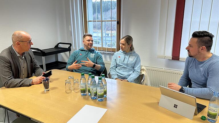 Bei einem eilig anberaumten Pressegespräch erläuterte Sebastian Hauke (2. von links), Geschäftsführer des Rewe-Markts, gemeinsam mit Wildfleckens Bürgermeister Gerd Kleinhenz (links) und dem Geschäftsleiter der Gemeindeverwaltung, Daniel Kleinhein... - Bei einem eilig anberaumten Pressegespräch erläuterte Sebastian Hauke (2. von links), Geschäftsführer des Rewe-Markts, gemeinsam mit Wildfleckens Bürgermeister Gerd Kleinhenz (links) und dem Geschäftsleiter der Gemeindeverwaltung, Daniel Kleinheinz (rechts), die Hintergründe der Schließung. Neben ihm Monika Hauke, ebenfalls Mitglied der Geschäftsführung. Bei einem eilig anberaumten Pressegespräch erläuterte Sebastian Hauke (2. von links), Geschäftsführer des Rewe-Markts, gemeinsam mit Wildfleckens Bürgermeister Gerd Kleinhenz (links) und dem Geschäftsleiter der Gemeindeverwaltung, Daniel Kleinhein... - Bei einem eilig anberaumten Pressegespräch erläuterte Sebastian Hauke (2. von links), Geschäftsführer des Rewe-Markts, gemeinsam mit Wildfleckens Bürgermeister Gerd Kleinhenz (links) und dem Geschäftsleiter der Gemeindeverwaltung, Daniel Kleinheinz (rechts), die Hintergründe der Schließung. Neben ihm Monika Hauke, ebenfalls Mitglied der Geschäftsführung.
