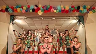 Die „Prinzengarde“, als Amazonen verkleidet, zeigte mit Speeren in den Händen einen beeindruckenden Showtanz.       -  Die „Prinzengarde“, als Amazonen verkleidet, zeigte mit Speeren in den Händen einen beeindruckenden Showtanz.