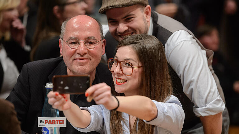 Gregor Gysi in Grombühl       -  Gregor Gysi als Publikumsmagnet der Linkspartei: 400 Leute wollten ihn zusammen mit Klaus Ernst in Würzburg hören.