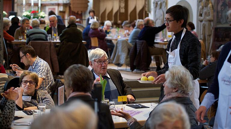 Bei der Vesperkirche in Schweinfurt können die Gäste günstig essen und sich mit anderen Besuchern austauschen.