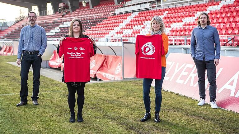 Janika Schmidt von Wildwasser Würzburg (Zweite von links) und Gudrun Reinders (Zweite von rechts) von den Kickers-Frauen präsentieren gemeinsam mit Daniel Sauer (Vorstandsvorsitzender FC Würzburger Kickers, rechts) und Heinz Reinders (Vorstand Finanzen Kickers-Frauen, links) die gemeinsame Charity-Aktion zum Weltfrauentag am 8. März.