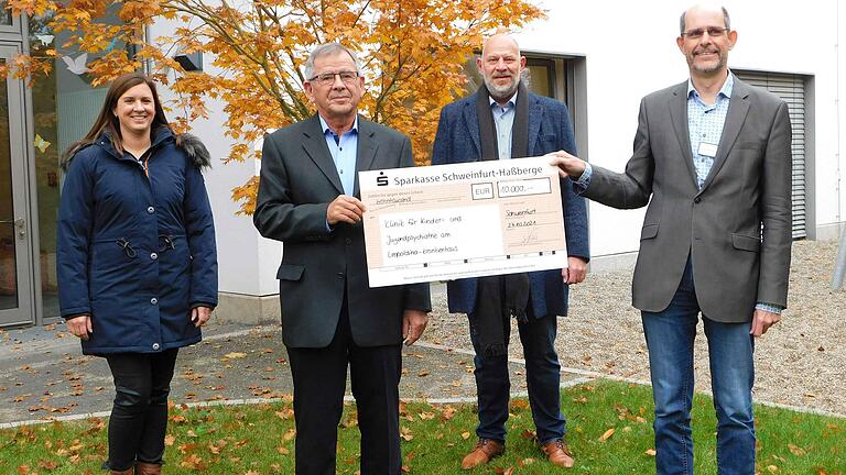 Bei der Spendenübergabe (von links): Carolin Glöckle und Klaus Glöckle (Geschäftsführung der Unternehmensgruppe Glöckle), Stefan Stapf (1. Vorsitzender des Fördervereins) und Dr. Wolfgang Briegel (Chefarzt der Klinik für Kinder- und Jugendpsychatrie)