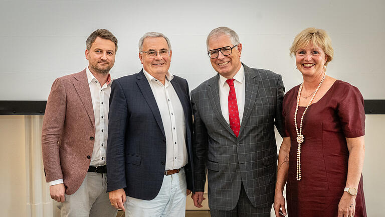 Glücklich über die bisher erreichten Fortschritte bei Roboter-gestützten Endoprothesen (von links): Prof. David Matusiewicz, Bezirkstagspräsident Stefan Funk, Prof. Christian Hendrich und Sabine Teschke.