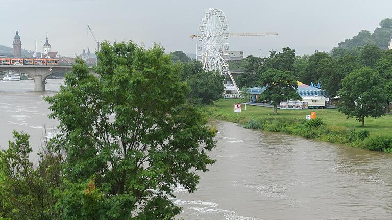 Der Main scheint verdächtig hoch zu sein: Sind die Schausteller des Kiliani-Volksfestes auf Hochwasser vorbereitet?