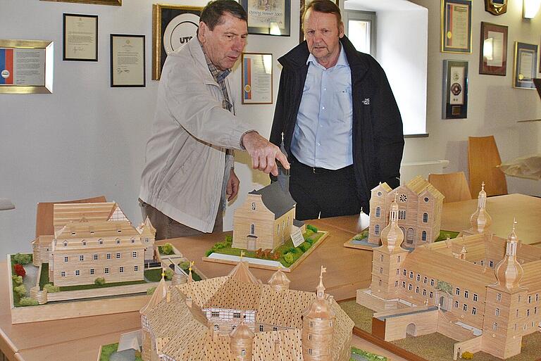 Im Kulturarsenal Darre in Bad Königshofen übergab Hobbybastler Siegfried Schwinn aus Sylbach Modelle aus dem Grabfeld und der Rhön an den Verein für Heimatgeschichte im Grabfeld. Dafür dankte ihm der stellvertretende Vorsitzende, Kreisheimatpfleger Reinhold Albert. Im Kulturarsenal Darre in Bad Königshofen übergab Hobbybastler Siegfried Schwinn aus Sylbach Modelle aus dem Grabfeld und der Rhön an den Verein für Heimatgeschichte im Grabfeld. Dafür dankte ihm der stellvertretende Vorsitzende, Kreisheimatpfleger Reinhold Albert.