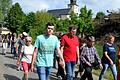 Wandergruppe, im Hindergrund Kirche Waldsachsen